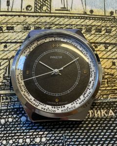 Raketa Handaufzugsuhr mit drehbarer Weltzeitlunette