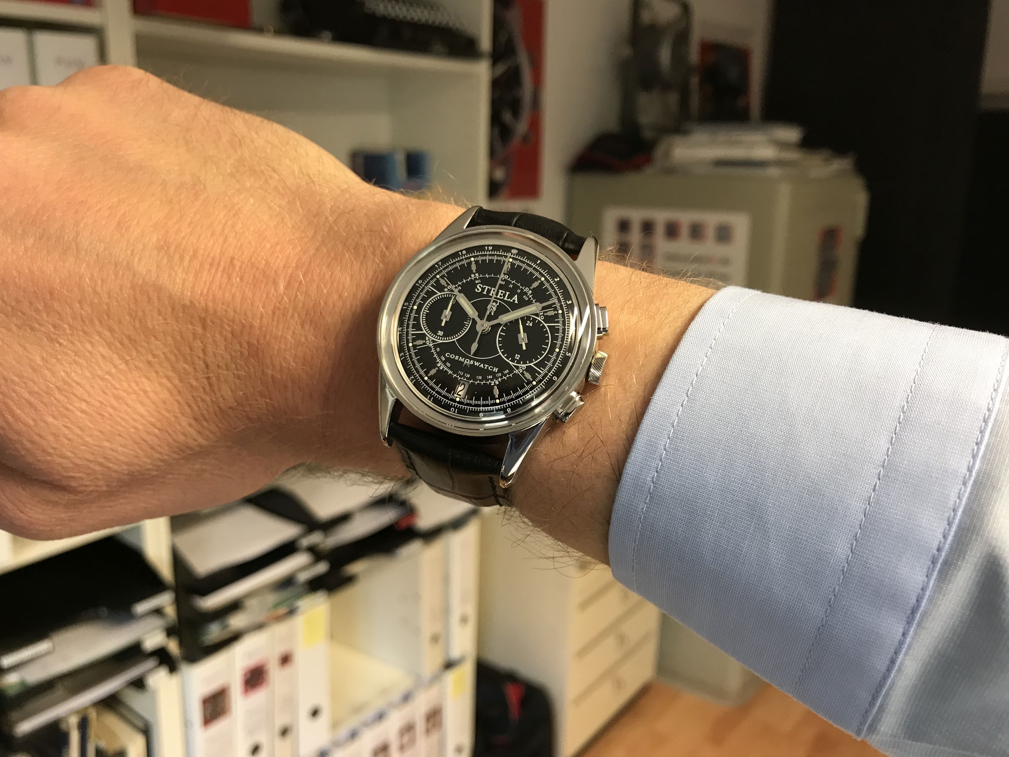 montre liée à l'espace à moins de 300 € Strelaquarzschwarzhand1