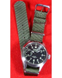 in olive als Beispiel an Aviator 43 mm
